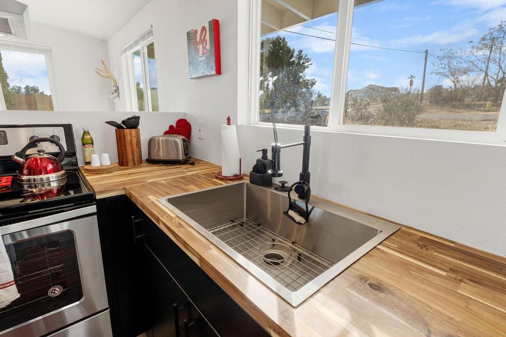 Cozy Stylish Home In The Heart Of Jt Village Joshua Tree Exterior foto